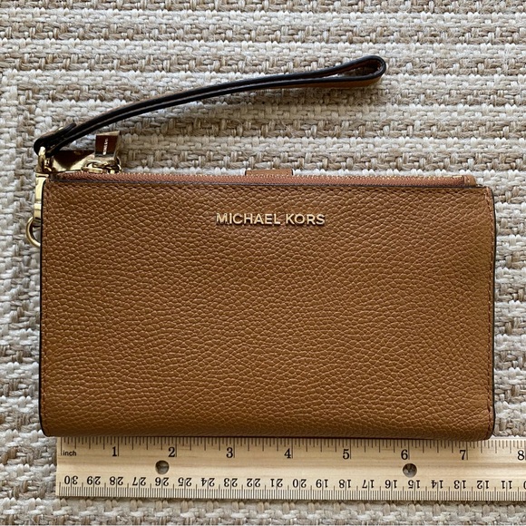 Michael Kors Handbags - Michael Kors Jet Travel wristlet